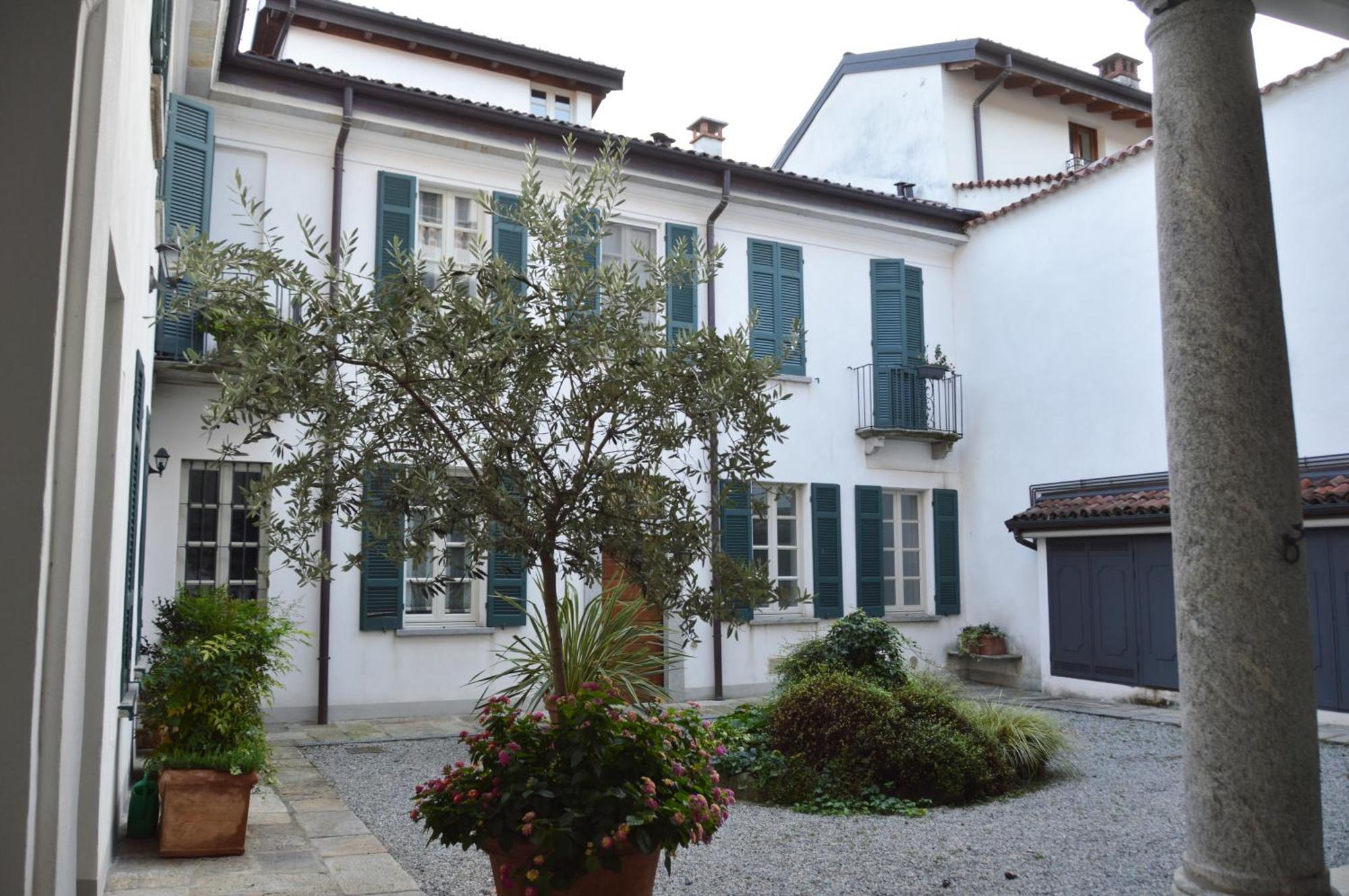 Villa Maghetti - Modernized Flat In Historic Palazzo In The Center Of Luino Exteriér fotografie