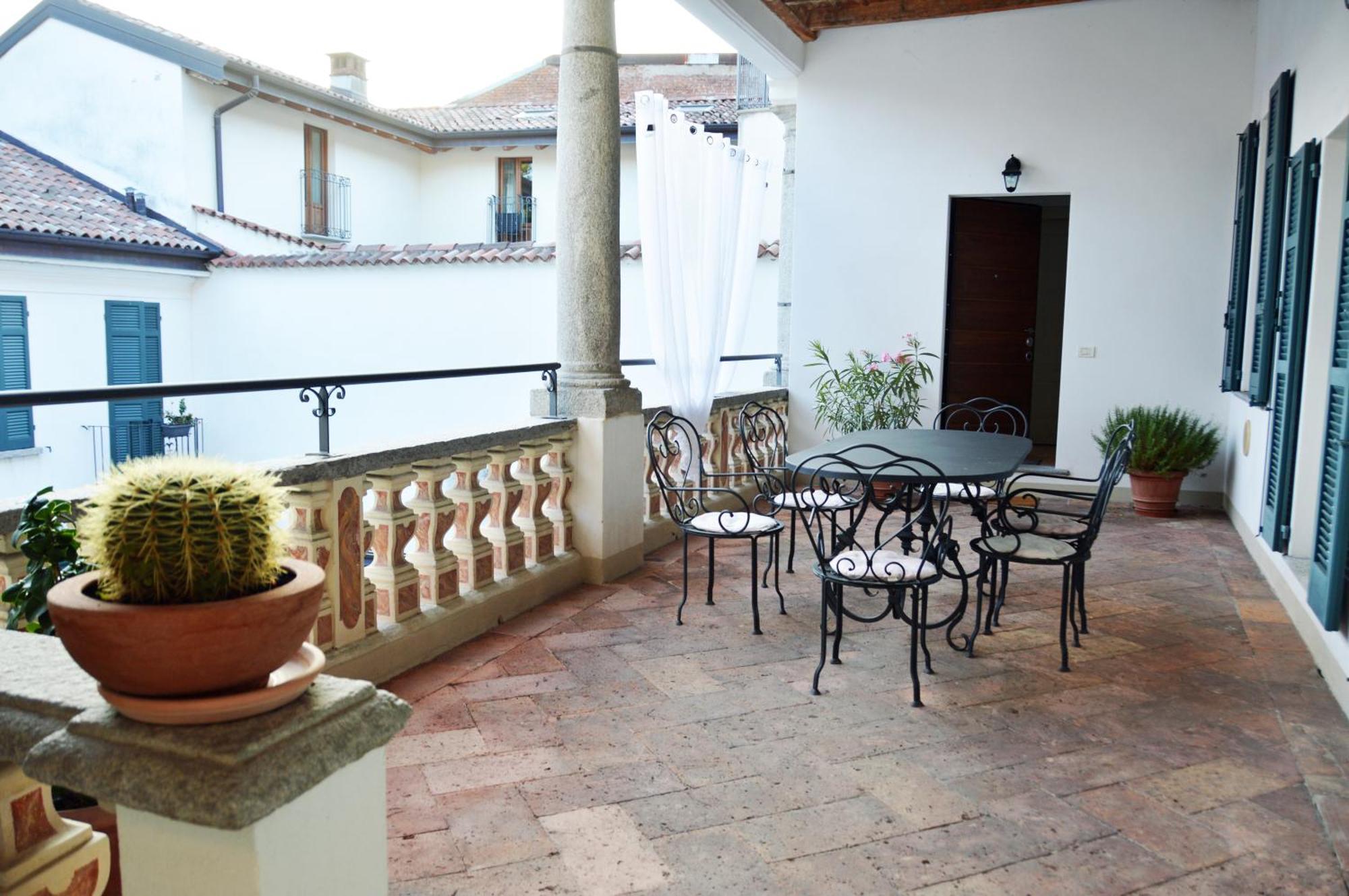 Villa Maghetti - Modernized Flat In Historic Palazzo In The Center Of Luino Exteriér fotografie